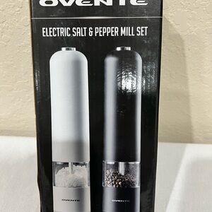 New in Box Ovente Battery Operated salt and pepper mills